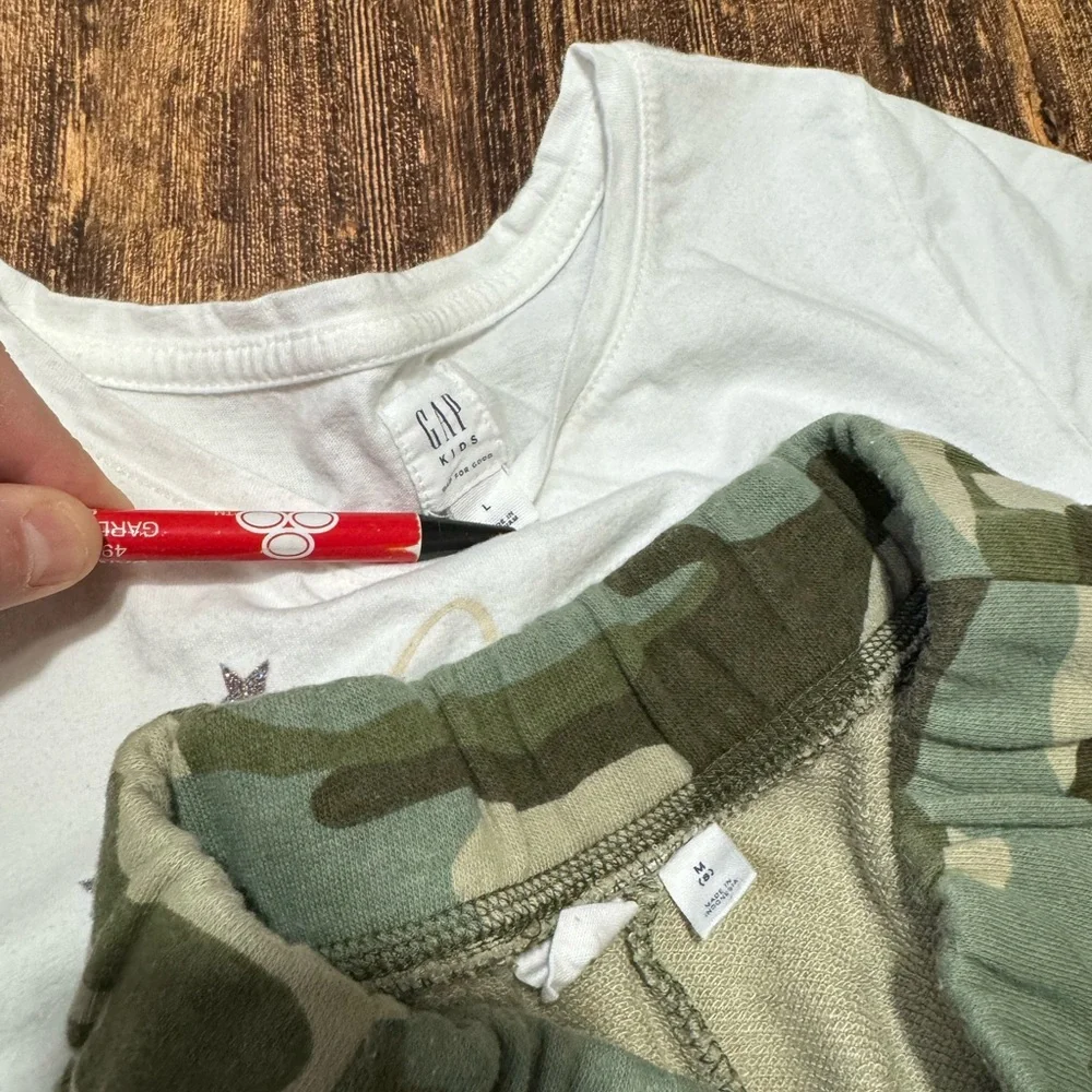 GAP Llama T-Shirt and Camo Shorts Set size 8/10 - Picture 3 of 3